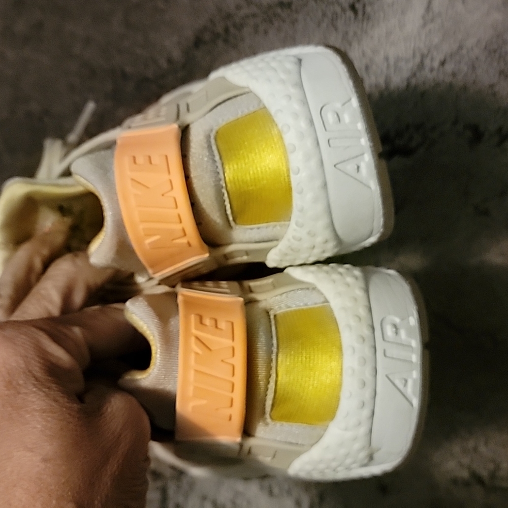 Sneakers - Picture 5 of 6